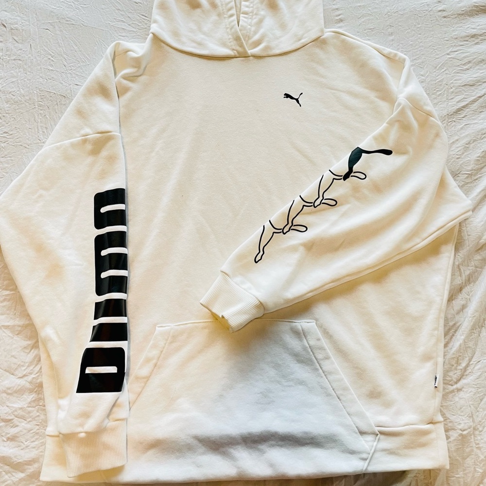 Oversized white PUMA sweatshirt with hood and with logo sleeves